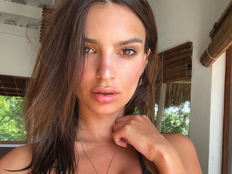 Ратаковски продемонстрировала грудь в кружеве