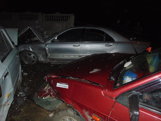 В результате ДТП в Ровно с участием Mercedes повреждены 26 автомобилей