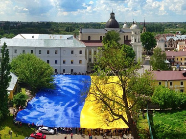 В Луцке развернули украинский флаг-рекордсмен 