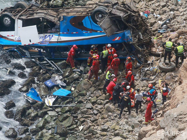 В Перу автобус упал в пропасть, погибли не менее 25 человек