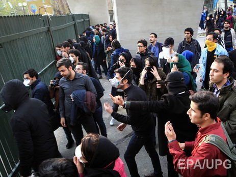 Участники акций протеста в Иране кричат 