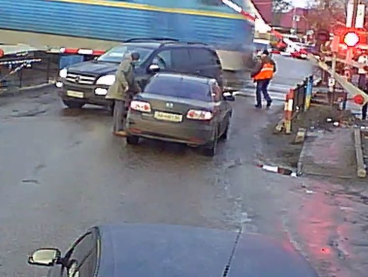 В Боярке железнодорожник спас водителя джипа от столкновения с поездом. Видео
