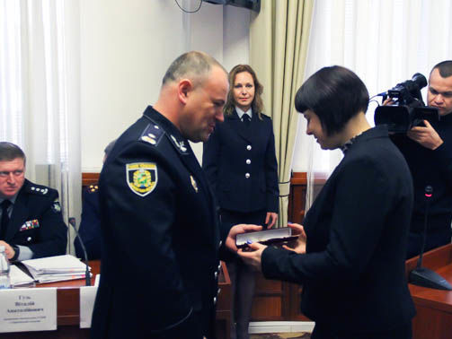 МВС нагородило наручними годинниками співробітників "Укрпошти", які допомогли знешкодити злочинця в Харкові