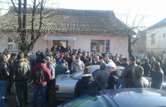 У Закарпатській області приблизно 250 людей перекрили дорогу і вимагають її відремонтувати