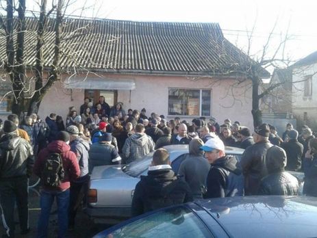 В Закарпатской области около 250 людей перекрыли дорогу и требуют ее отремонтировать