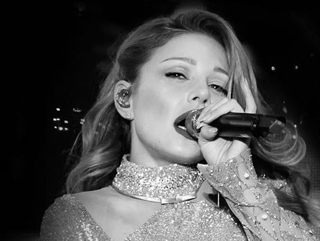 Кароль показала фигуру в прозрачном топе и шортах