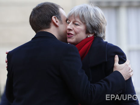 Мэр французского городка предложила отказаться от традиции целоваться перед официальными встречами