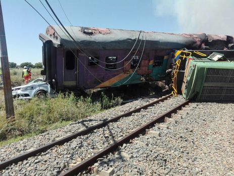 У ПАР поїзд зійшов із рейок і загорівся, відомо про 14 загиблих