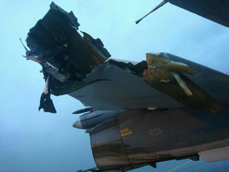 Опубликованы фото поврежденного при обстреле авиабазы Хмеймим в Сирии российского бомбардировщика