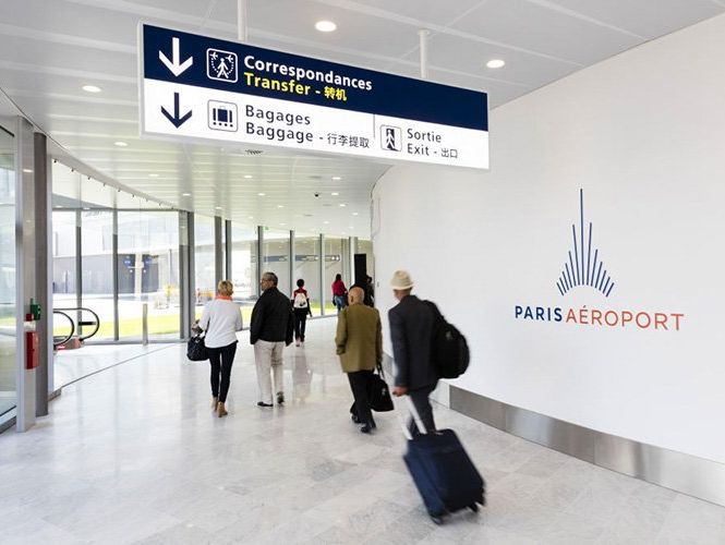 Бездомный в аэропорту Парижа украл €490 тыс.
