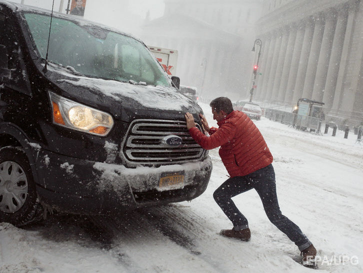 В Нью-Йорке из-за снега объявили чрезвычайное положение