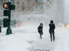 Аномальна погода у США: Нью-Йорк засипало снігом. Фоторепортаж