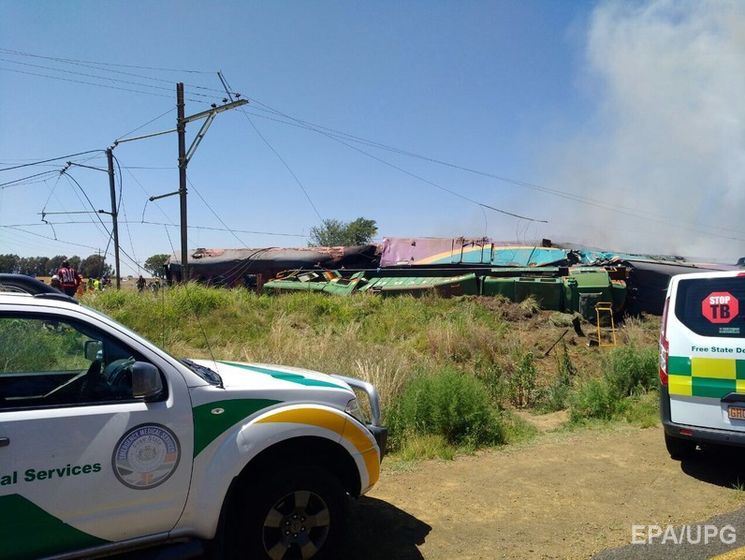 В ЮАР в результате столкновения поезда и грузовика погибли 18 человек