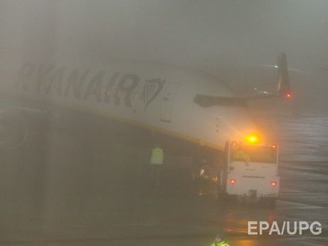 В аэропорту Малаги пассажир вышел из самолета на крыло. Видео