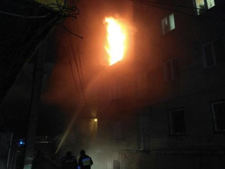 В Ровно горела многоэтажка, спасатели эвакуировали более 70 человек. Фоторепортаж