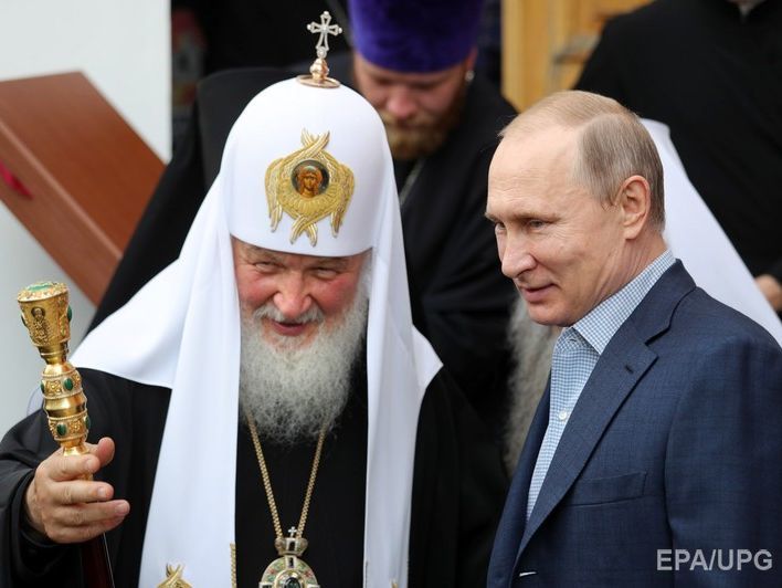 Побутують теорії, що у Кремлі мріють змінити партріарха Кирила, який став непокірним, на єпископа Тихона, якого вважають духівником Путіна – Центр Карнегі