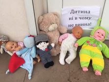 На пам'ять про хлопчика, якого відмовився відспівувати священик у Запоріжжі, до храмів УПЦ МП приносять іграшки. Фоторепортаж
