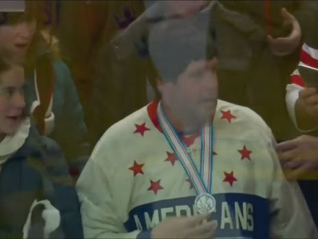 Болельщик поймал и надел серебряную медаль, выброшенную капитаном молодежной сборной Швеции. Видео