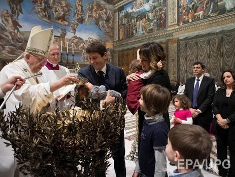 Папа римський Франциск дозволив годувати немовлят грудьми в Сикстинській капелі