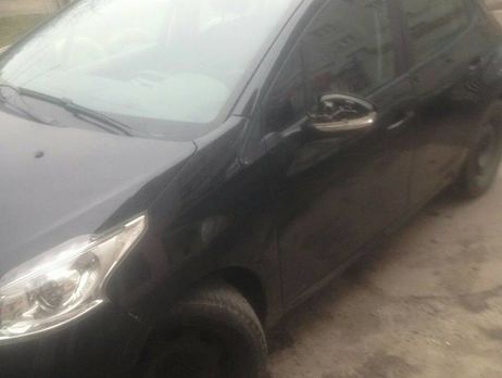 Во Львове женщина-водитель провезла патрульного полкилометра на капоте