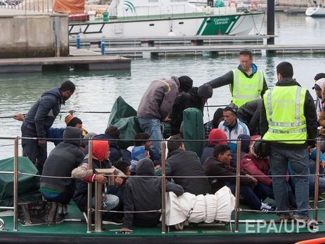 У берегов Ливии задержали судно с 200 беженцами