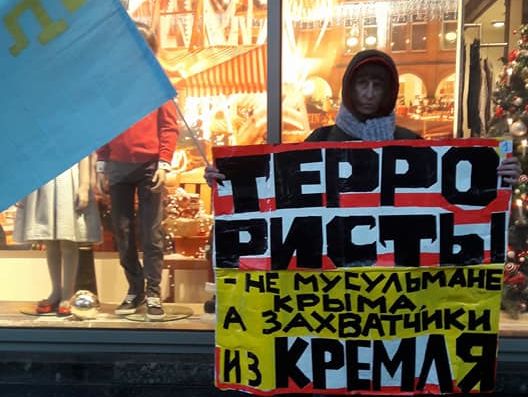 У Москві та Чикаго активісти провели акцію проти окупації Криму
