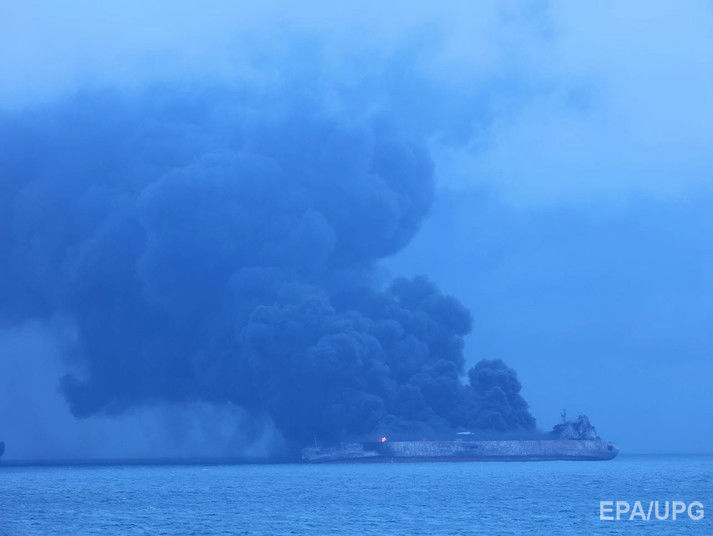 Біля китайського узбережжя продовжує горіти танкер, екіпажу не виявлено