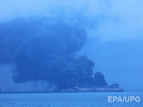 У китайского побережья продолжает гореть танкер, экипаж не найден