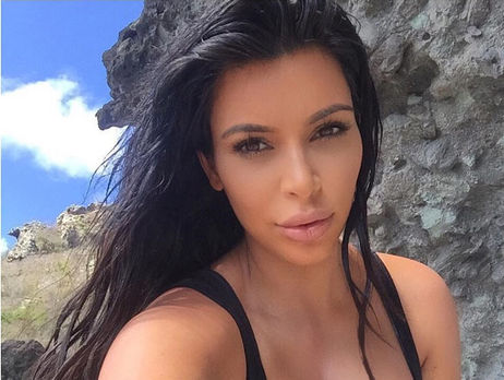 Кардашян в постели снялась топлес