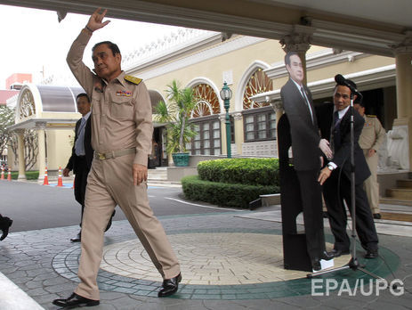 Премьер Таиланда предложил журналистам задать вопросы на пресс-конференции его картонной копии. Видео