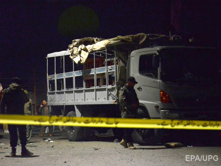 В Пакистане смертник взорвал себя возле полицейского грузовика, погибли семь человек