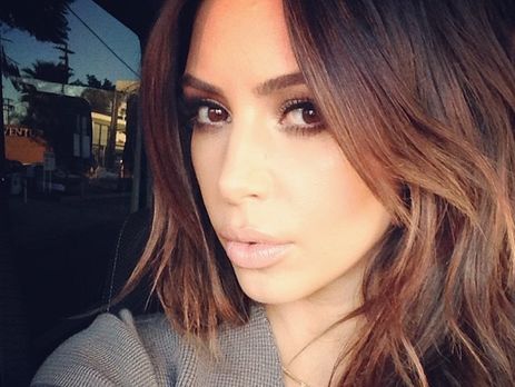 Кардашян снялась в трусах и коротком топе