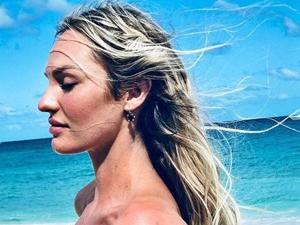 Беременная вторым ребенком Свейнпол показала тело в купальнике