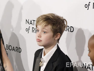 Дочка Джолі з поламаною рукою супроводжувала маму на National Board of Review Awards. Фоторепортаж