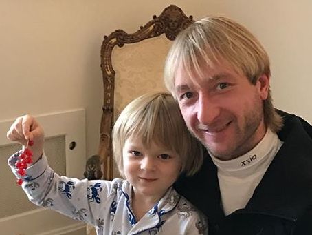 Плющенко тренируется на льду с пятилетним сыном