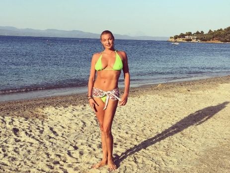 Волочкова на Мальдивах села на шпагат в песке