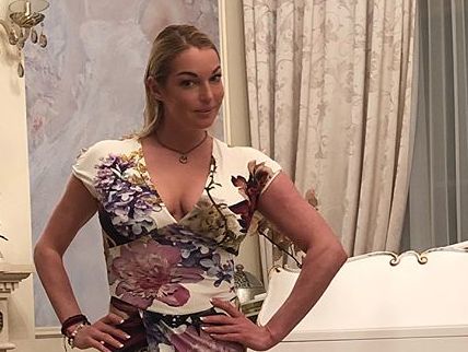 Волочкова заявила, что киевляне добыли для нее белые розы на Мальдивах