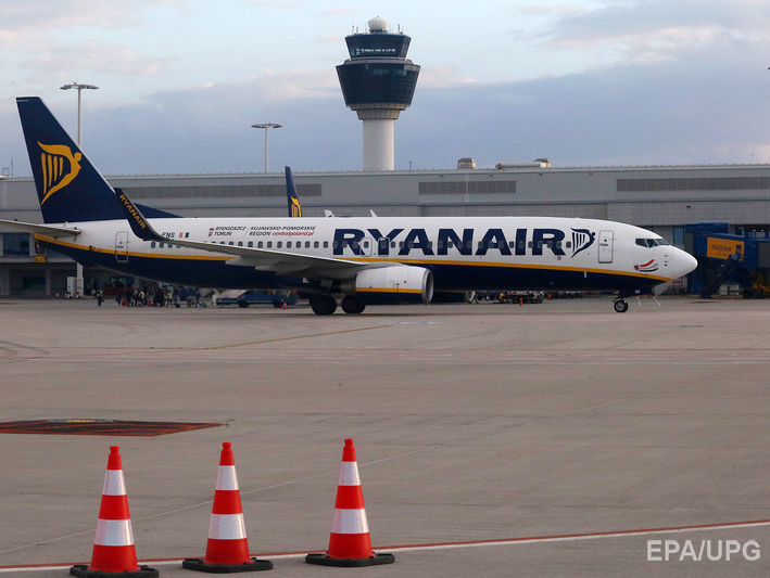 В Испании самолет Ryanair совершил экстренную посадку из-за буйных пассажиров. Видео