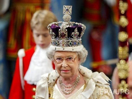 Корона британских монархов украшена драгоценными камнями