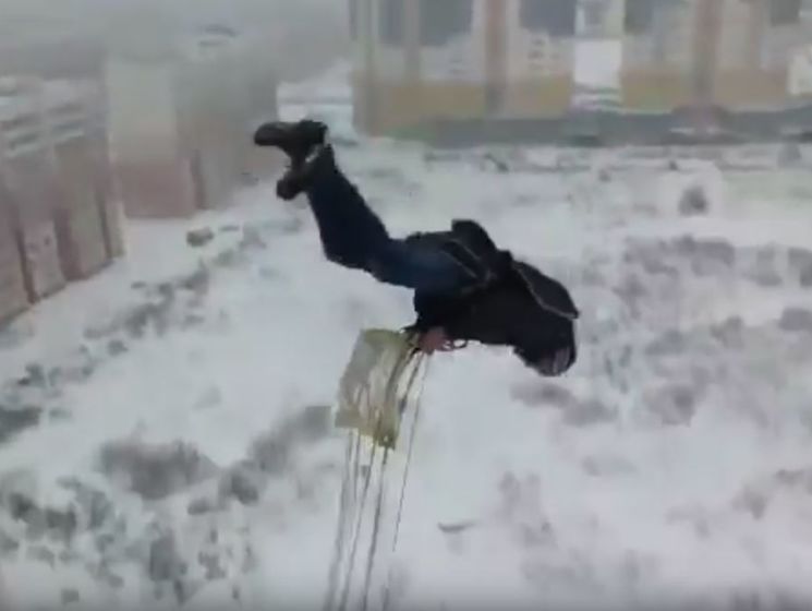 В российском Иванове мужчина прыгнул с парашютом с балкона многоэтажки. Видео