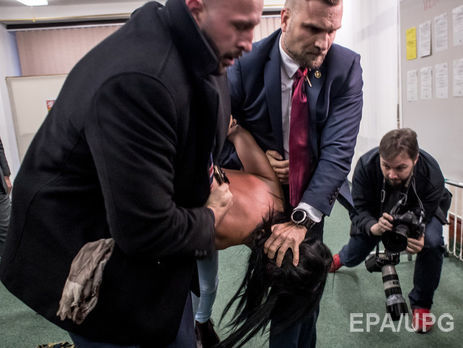 Чехи про напад Femen на Земана: Очевидна спроба зґвалтування президента