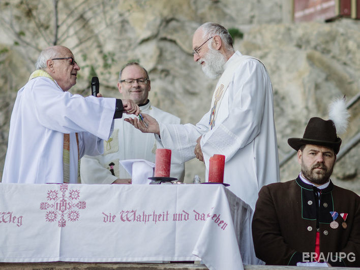 В Австрии сотни мигрантов-мусульман приняли христианство