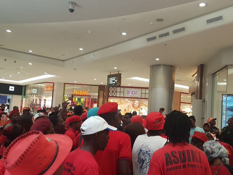 В Йоханнесбурге активисты устроили акции протеста в магазинах H&M из-за рекламы с темнокожим мальчиком