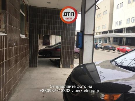 У Києві біля лікарні швидкої допомоги знайшли тіло безхатька. У наглядовій раді медустанови заявляють, що по допомогу він не звертався