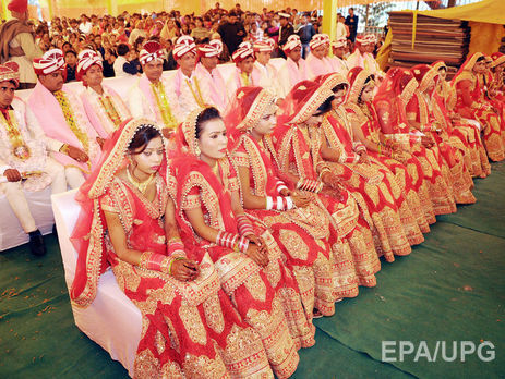 В Индии прошла благотворительная массовая свадебная церемония. Фоторепортаж