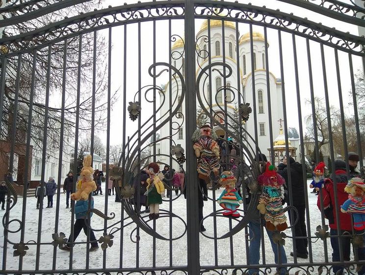 В Тернополе на ворота храма УПЦ МП повесили окровавленные игрушки
