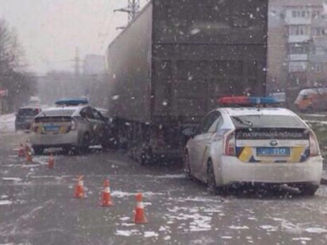 У Миколаєві поліцейський автомобіль зіткнувся з фурою, є постраждалі