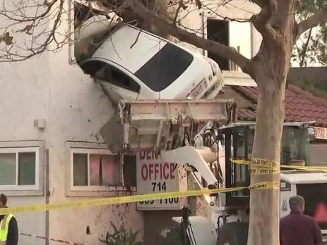 В США автомобиль врезался во второй этаж клиники