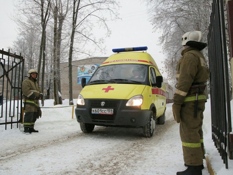 Следком РФ сообщил, что в школе в Перми во время драки ножевые ранения получили девять учеников и учитель