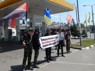 В Днепропетровске "Правый сектор" пикетировал автозаправки, торгующие российским бензином